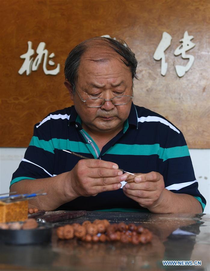 CHINA-JIANGSU-YUNDU-PEACH NUT CARVING (CN)