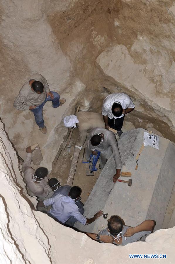 EGYPT-ALEXANDRIA-ARCHAEOLOGY-SARCOPHAGUS-OPENING