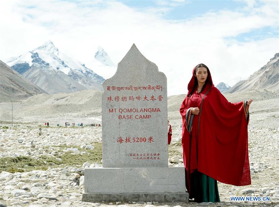 CHINA-TIBET-QOMOLANGMA-COSTUME SHOW (CN)