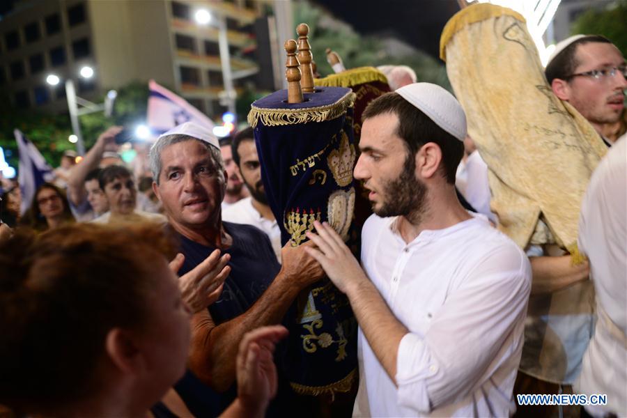 ISRAEL-TEL AVIV-SIMCHAT TORAH-CELEBRATION