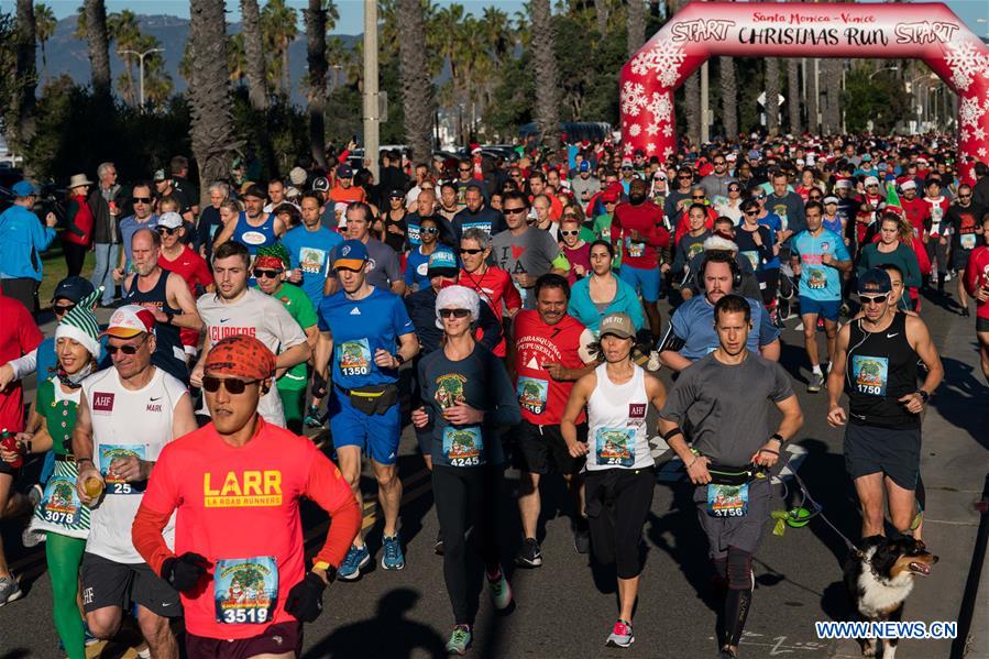 (SP)US-LOS ANGELES-CHRISTMAS RUNNING