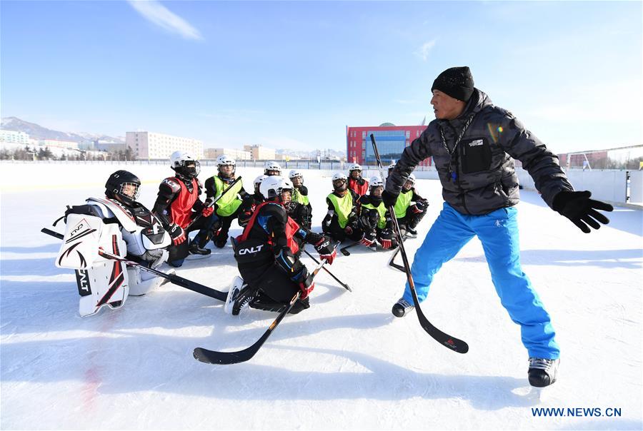 (SP)CHINA-XINJIANG-WENYUN-ICE HOCKEY-PRIMARY SCHOOL TEAM