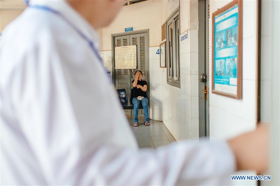 CAMBODIA-KAMPONG CHAM-CHINESE MEDICAL WORKERS-CATARACT-TREATMENT