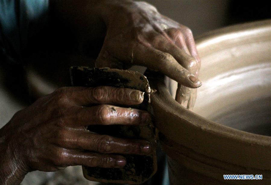 PAKISTAN-PESHAWAR-DAILY LIFE-POTTERY