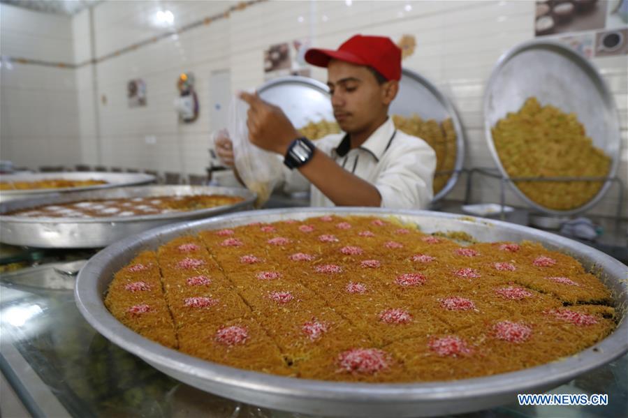 YEMEN-SANAA-RAMADAN-SWEETS