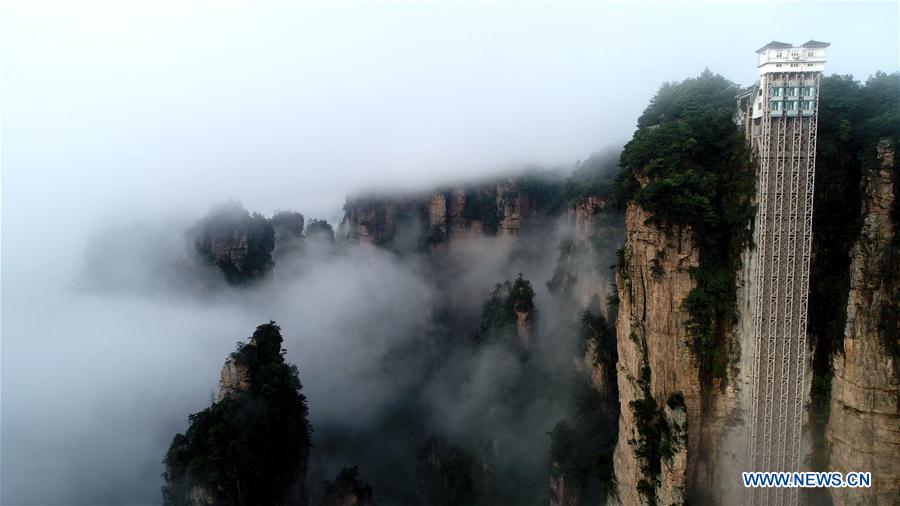 #CHINA-HUNAN-ZHANGJIAJIE-CLIFFSIDE ELEVATOR-FOG (CN)