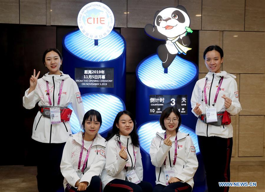 CHINA-SHANGHAI-CIIE-VOLUNTEERS (CN)