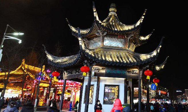 Visitors view lanterns ahead of 32nd Qinhuai Lantern Festival in Nanjing