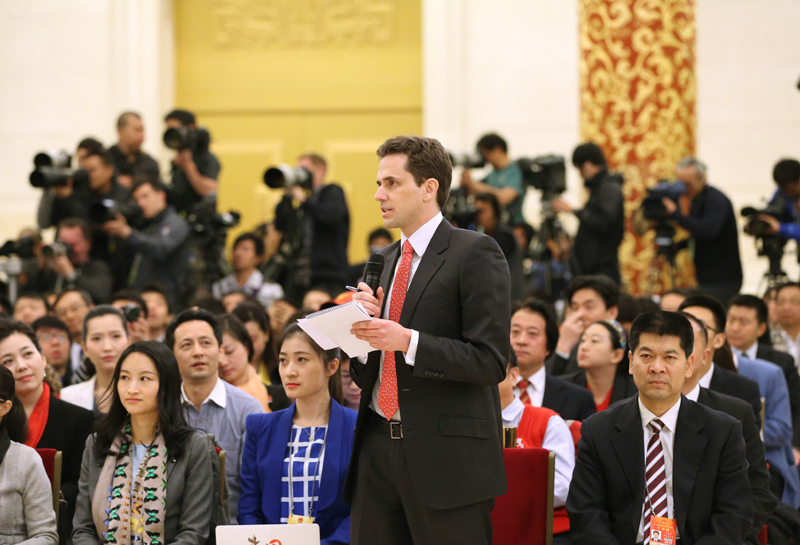 3月15日，國務院總理李克強在北京人民大會堂與中外記者見面，并回答記者提問。這是一位記者在提問。 新華社記者 劉衛(wèi)兵攝