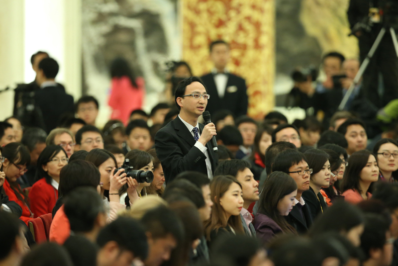 3月15日，國務院總理李克強在北京人民大會堂與中外記者見面，并回答記者提問。這是一位記者在提問。 新華社記者 龐興雷 攝