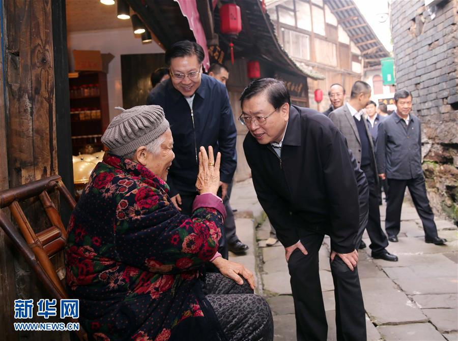 這是11月21日，張德江在宜賓李莊鎮(zhèn)同濟(jì)社區(qū)與居民親切交談。 新華社記者 劉衛(wèi)兵 攝 