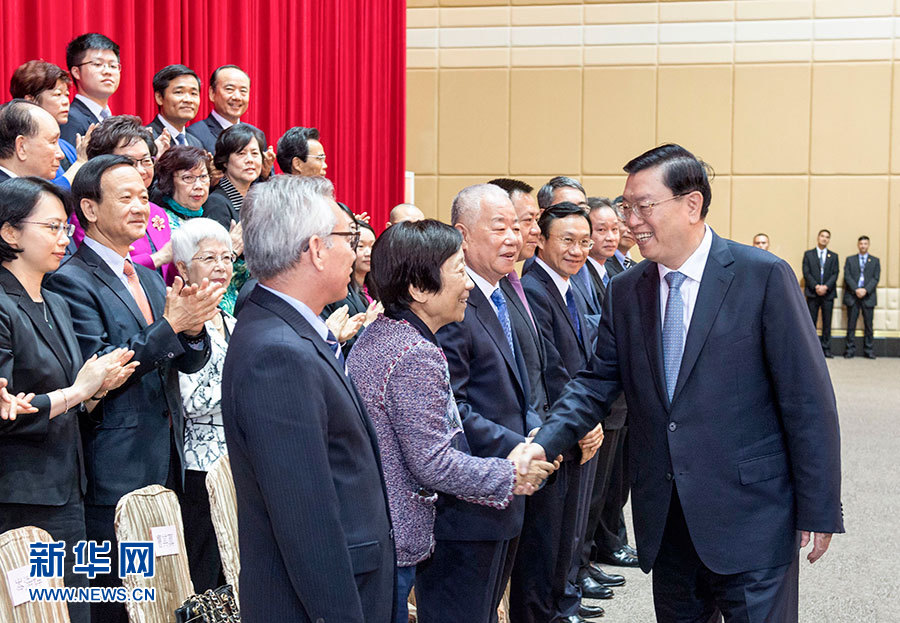 5月8日至10日，中共中央政治局常委、全國人大常委會(huì)委員長(zhǎng)張德江視察澳門特別行政區(qū)。這是5月9日，張德江與澳門社會(huì)各界人士代表座談。新華社記者 李學(xué)仁 攝