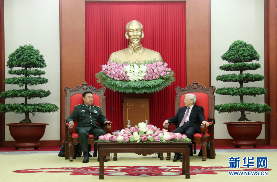 6月18日，在越南首都河內(nèi)，正在越南訪問的中央軍委副主席范長龍（左）會見越共中央總書記阮富仲。 新華社發(fā)（李曉偉攝） 