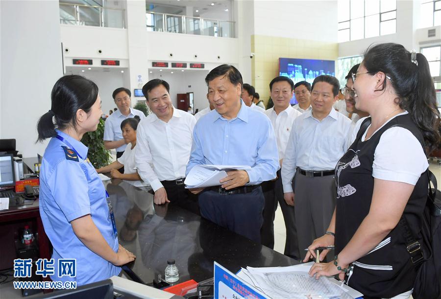 6月22日至24日，中共中央政治局常委、中央書記處書記劉云山在遼寧調(diào)研。這是6月22日，劉云山在中國（遼寧）自貿(mào)試驗區(qū)營口片區(qū)與干部群眾深入交流。新華社記者 張鐸 攝