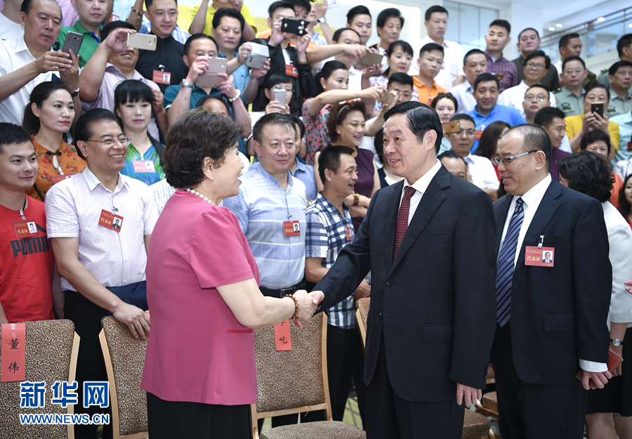 7月19日，中國曲藝家協會第八次全國代表大會在北京召開。中共中央政治局委員、中央書記處書記、中宣部部長劉奇葆出席開幕式并講話。這是開幕式前，劉奇葆接見與會代表。新華社記者 張領 攝