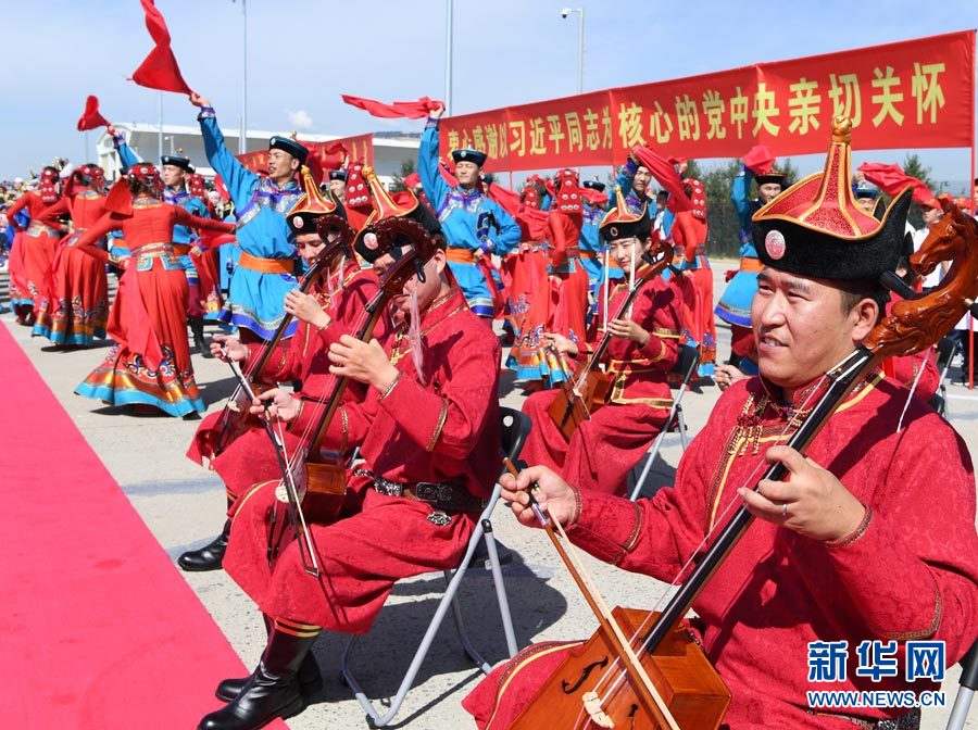 8月7日，以中共中央政治局常委、全國政協(xié)主席俞正聲為團長的中央代表團飛抵呼和浩特，出席內蒙古自治區(qū)成立70周年慶?；顒印Ｖ醒氪韴F在機場受到內蒙古各族群眾的熱烈歡迎。新華社記者 張領 攝