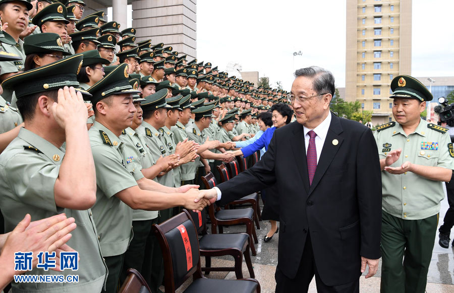 8月7日，中共中央政治局常委、全國政協(xié)主席、中央代表團團長俞正聲率代表團部分成員分別赴內(nèi)蒙古軍區(qū)、武警內(nèi)蒙古總隊、武警內(nèi)蒙古森林總隊慰問，并會見自治區(qū)政法干警代表。這是俞正聲會見武警內(nèi)蒙古總隊官兵。新華社記者 張領(lǐng) 攝