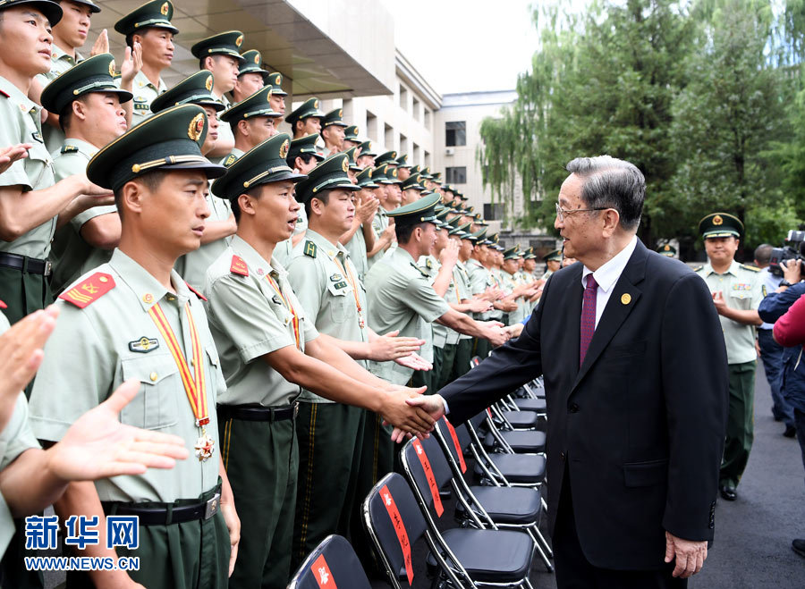 8月7日，中共中央政治局常委、全國政協(xié)主席、中央代表團團長俞正聲率代表團部分成員分別赴內(nèi)蒙古軍區(qū)、武警內(nèi)蒙古總隊、武警內(nèi)蒙古森林總隊慰問，并會見自治區(qū)政法干警代表。這是俞正聲會見武警內(nèi)蒙古森林總隊官兵。新華社記者 張領(lǐng) 攝