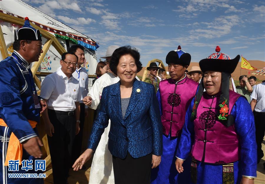 8月10日，中共中央政治局委員、中央統(tǒng)戰(zhàn)部部長(zhǎng)、中央代表團(tuán)副團(tuán)長(zhǎng)孫春蘭率中央代表團(tuán)三分團(tuán)繼續(xù)在內(nèi)蒙古自治區(qū)阿拉善盟看望慰問，把以習(xí)近平同志為核心的黨中央的親切關(guān)懷和全國(guó)各族人民的美好祝福帶給阿拉善各族各界干部群眾。這是孫春蘭在牧民張輝生（右二）家了解生產(chǎn)生活情況。新華社記者 任軍川 攝