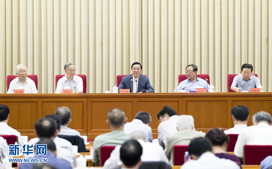 9月8日，中共中央政治局委員、中央書(shū)記處書(shū)記、中宣部部長(zhǎng)劉奇葆在北京出席中國(guó)大百科全書(shū)第三版總編輯委員會(huì)成立大會(huì)并講話。 新華社記者丁海濤 攝