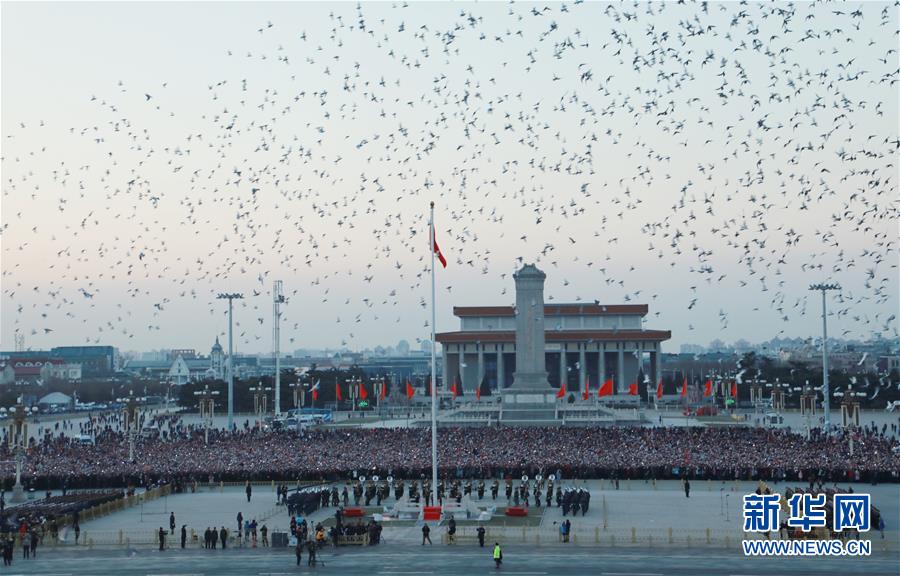 （社會）（9）人民解放軍首次執(zhí)行天安門廣場升國旗任務(wù)