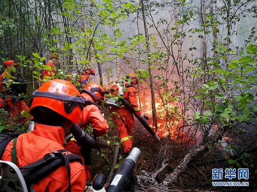 （XHDW）（1）內(nèi)蒙古大興安嶺原始林區(qū)雷擊火蔓延 近4000人趕赴火場撲救