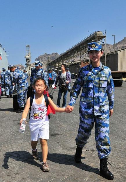 2015年3月，也門，海軍女戰(zhàn)士牽著一名小女孩的手準備登上軍艦。