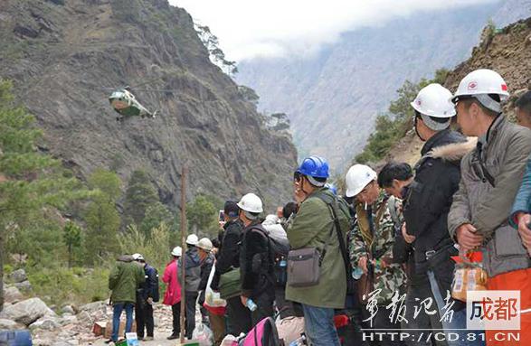 2015年4月，因地震被困尼泊爾的中國公民準備登機