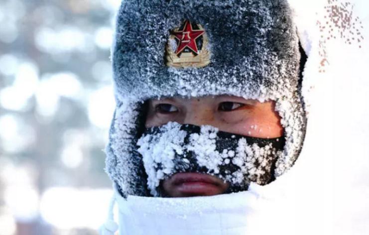 2018年2月5日，駐守在漠河縣北極村的北部戰(zhàn)區(qū)陸軍某部官兵在執(zhí)勤（來源：新華社）