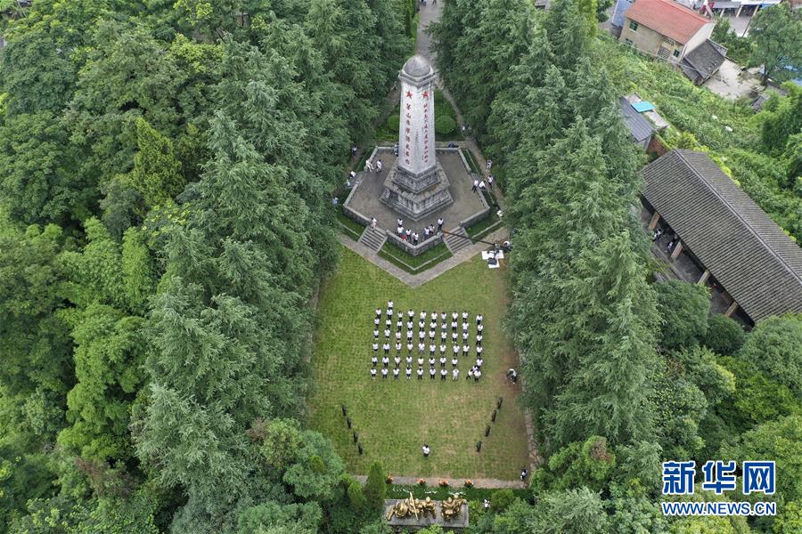 （壯麗70年·奮斗新時代——記者再走長征路·圖文互動）（3）紅軍洞 紅軍路 紅巖村——永不止息的長征精神