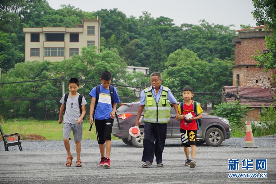 （新華全媒頭條·圖文互動(dòng)）（11）凝聚民族復(fù)興的精神偉力——以習(xí)近平同志為核心的黨中央重視思想道德建設(shè)關(guān)心關(guān)愛(ài)道德模范紀(jì)實(shí)