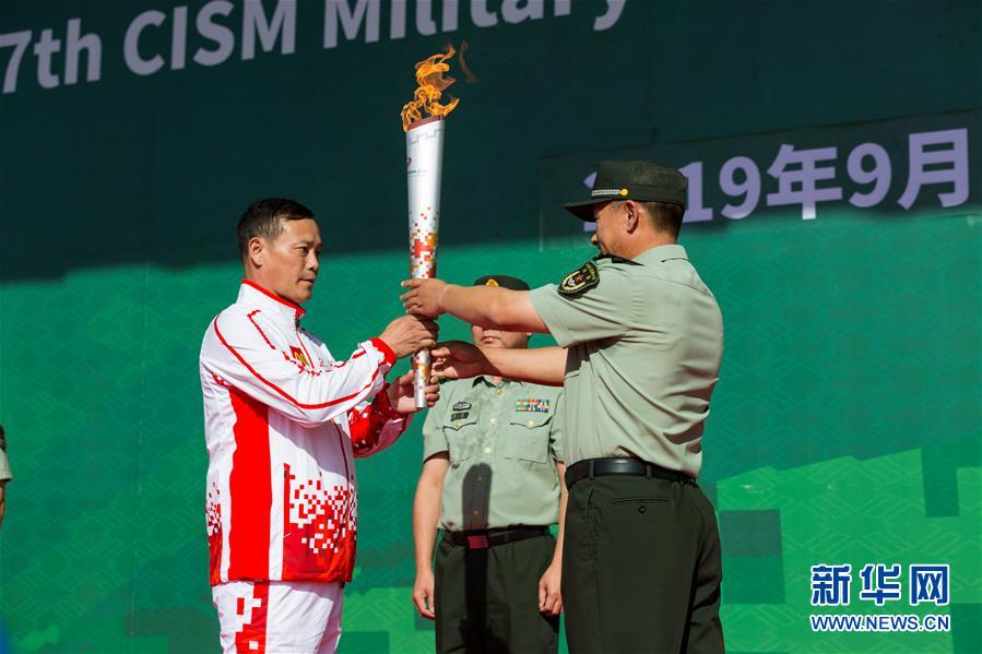 （體育）（1）第七屆世界軍人運動會火炬?zhèn)鬟f活動第二站在“開國大典紅一師”舉行