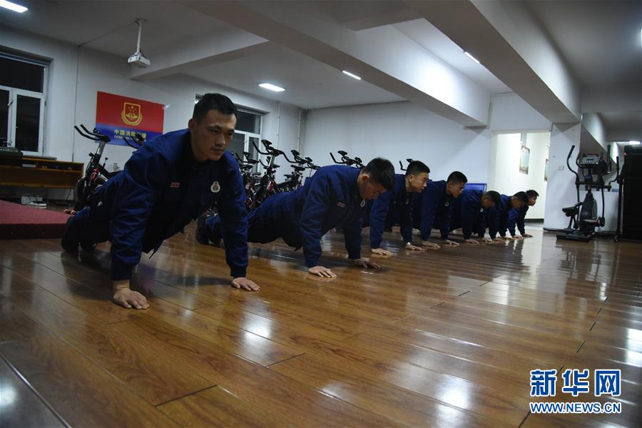 （走基層 聽民聲·圖文互動）（4）皚皚白雪中的一抹“火焰藍(lán)”——走近中國最北消防員