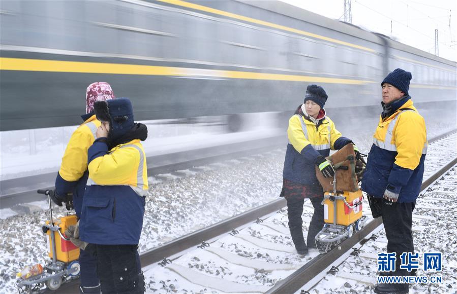 （新春走基層）（5）嚴(yán)寒下的“鐵路醫(yī)生”：風(fēng)雪中守護回家路