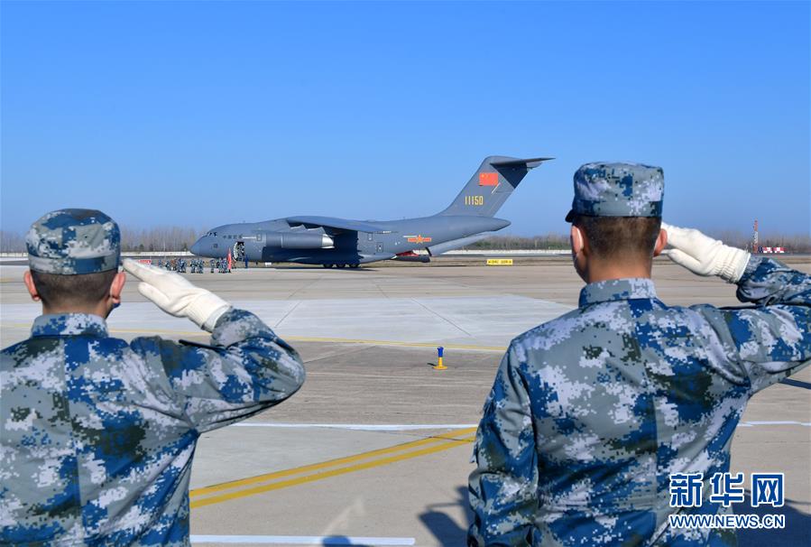 （聚焦疫情防控·圖文互動(dòng)）（12）空軍第四次向武漢大規(guī)?？者\(yùn)醫(yī)療隊(duì)員和物資