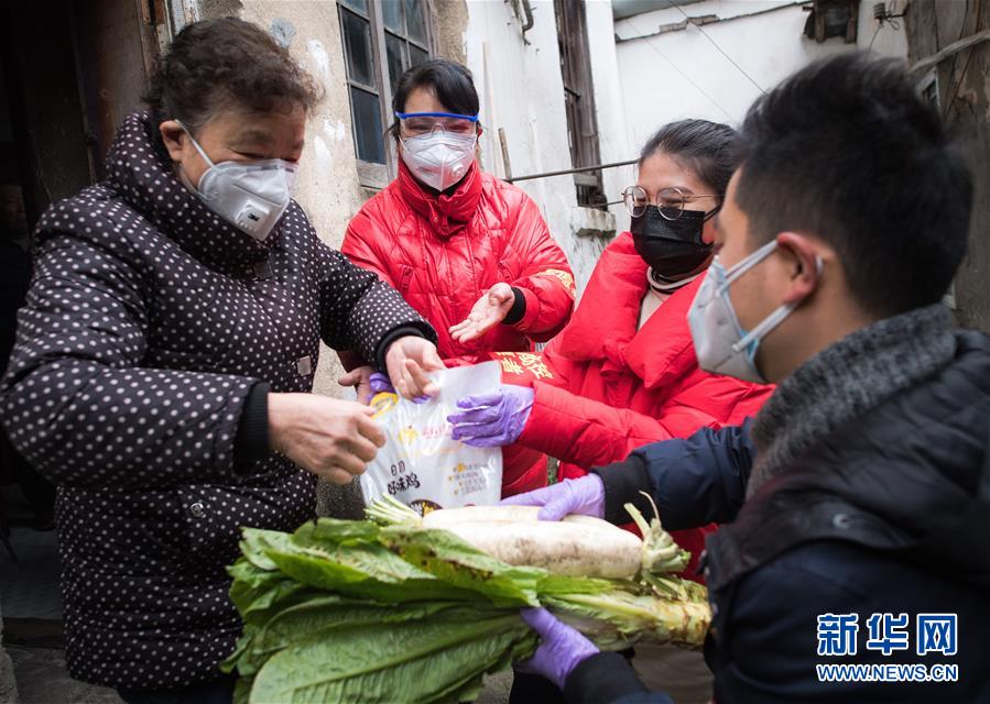 （新華全媒頭條·圖文互動）（10）守望相助，堅忍不拔——致敬武漢戰(zhàn)“疫”中千千萬萬個平凡英雄