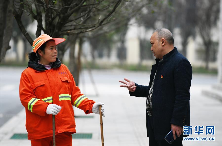 （新華全媒頭條·圖文互動(dòng)）（2）來(lái)自大山深處的“移民管家”——記貴州正安縣瑞濠街道辦事處主任吳太璽