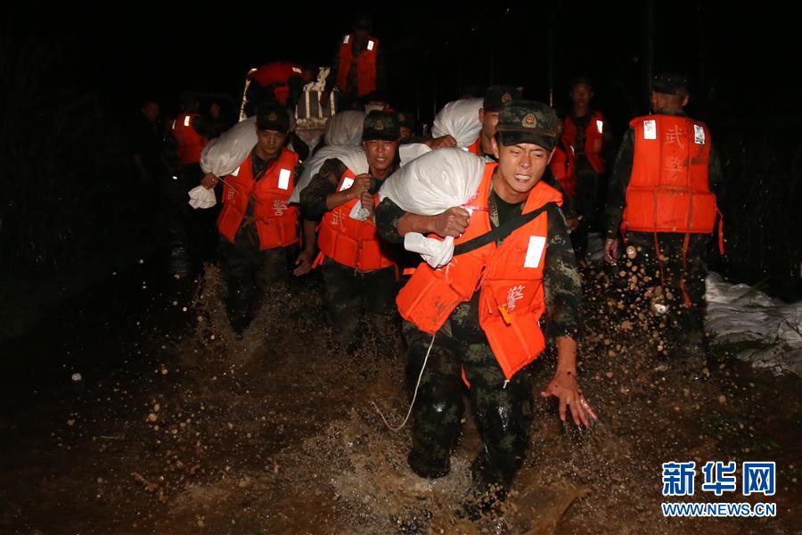 （圖文互動）（1）武警官兵持續(xù)奮戰(zhàn)多地洪澇災害搶險救援一線