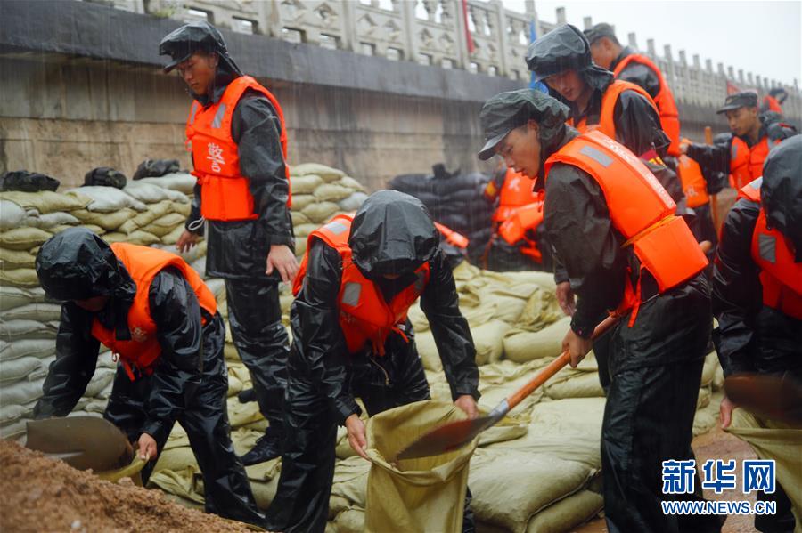 （防汛抗洪·圖文互動(dòng)）（1）洪水不退，子弟兵誓死不退——解放軍和武警部隊(duì)官兵參與洪澇災(zāi)害搶險(xiǎn)救援記事