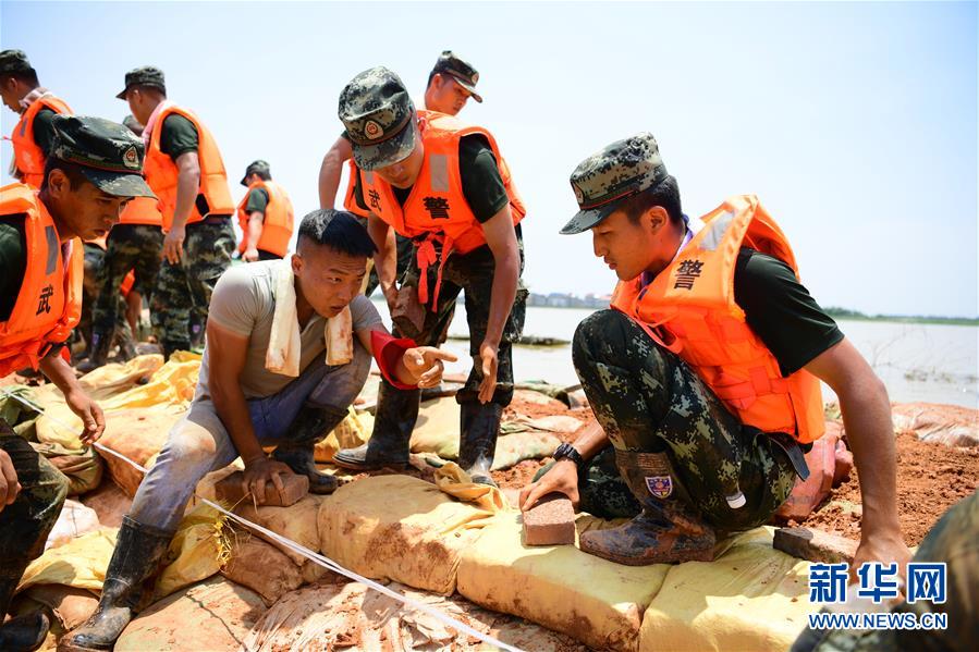 （防汛抗洪·圖文互動(dòng)）（2）洪水不退，子弟兵誓死不退——解放軍和武警部隊(duì)官兵參與洪澇災(zāi)害搶險(xiǎn)救援記事