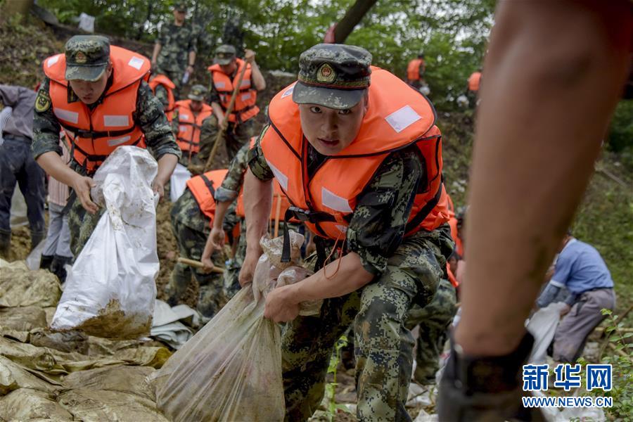 （防汛抗洪·圖文互動(dòng)）（6）洪水不退，子弟兵誓死不退——解放軍和武警部隊(duì)官兵參與洪澇災(zāi)害搶險(xiǎn)救援記事