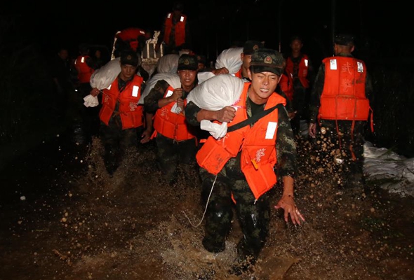 武警官兵持續(xù)奮戰(zhàn)多地洪澇災(zāi)害搶險救援一線