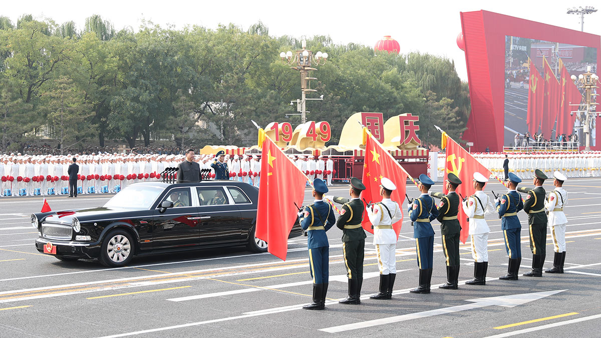 習(xí)近平驅(qū)車行進至黨旗、國旗、軍旗前，向旗幟行注目禮