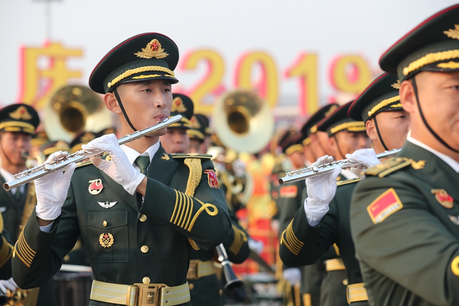 解放軍聯(lián)合軍樂(lè)團(tuán)在廣場(chǎng)就位后進(jìn)行準(zhǔn)備工作和試奏。據(jù)了解，解放軍聯(lián)合軍樂(lè)團(tuán)此次演奏是從開(kāi)國(guó)大典至今歷次閱兵以來(lái)演奏曲目最多的一次，不少曲目是為此次閱兵量身打造的全新作品，此次也是歷次女演奏員最多的一次。