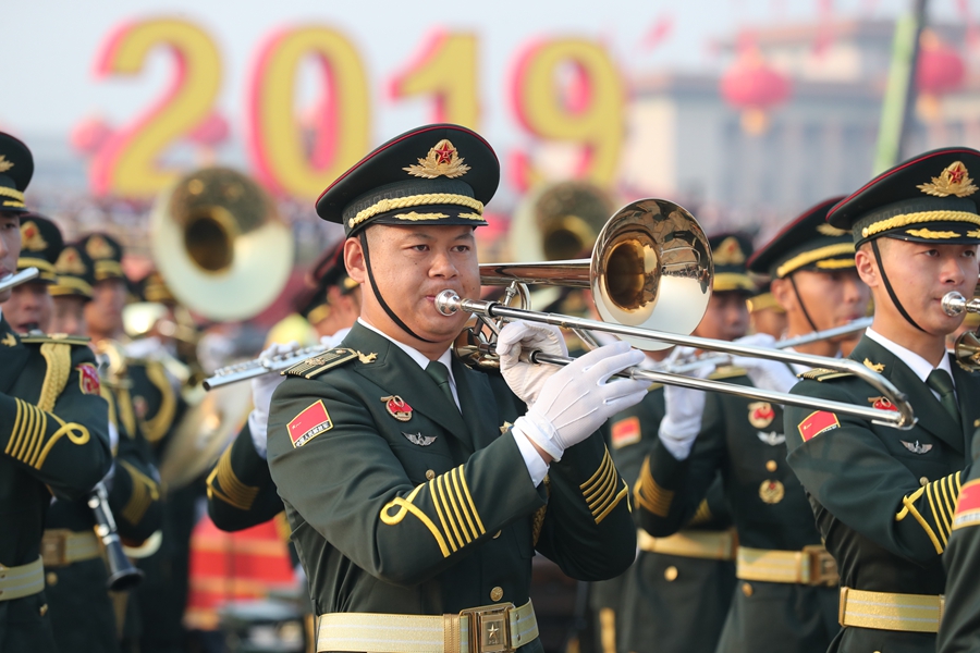 解放軍聯(lián)合軍樂(lè)團(tuán)在廣場(chǎng)就位后進(jìn)行準(zhǔn)備工作和試奏。據(jù)了解，解放軍聯(lián)合軍樂(lè)團(tuán)此次演奏是從開(kāi)國(guó)大典至今歷次閱兵以來(lái)演奏曲目最多的一次，不少曲目是為此次閱兵量身打造的全新作品，此次也是歷次女演奏員最多的一次。