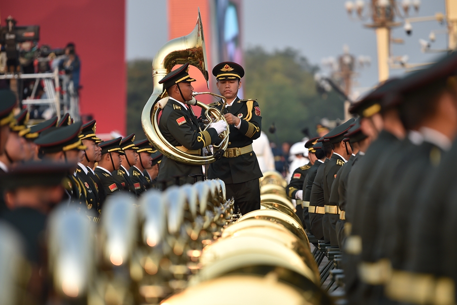 解放軍聯(lián)合軍樂(lè)團(tuán)在廣場(chǎng)就位后進(jìn)行準(zhǔn)備工作和試奏。據(jù)了解，解放軍聯(lián)合軍樂(lè)團(tuán)此次演奏是從開(kāi)國(guó)大典至今歷次閱兵以來(lái)演奏曲目最多的一次，不少曲目是為此次閱兵量身打造的全新作品，此次也是歷次女演奏員最多的一次。