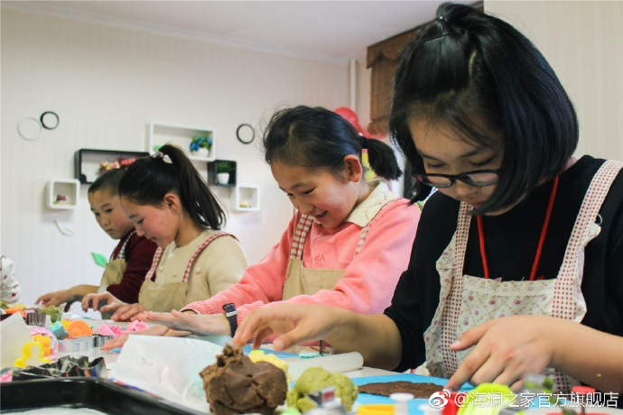 在北京，孩子們上了一節(jié)別開生面的廚藝課——手工DIY餅干。孩子們腦洞大開親自上手，從制作到出爐不僅留下了噴香的餅干，還留下了珍貴的回憶。親手做的餅干孩子們舍不得獨享，成為了回程路上最重要的“伴手禮”