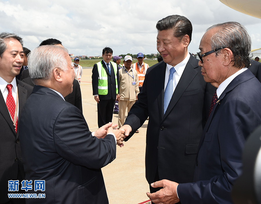 10月13日，國(guó)家主席習(xí)近平乘專(zhuān)機(jī)抵達(dá)金邊國(guó)際機(jī)場(chǎng)，開(kāi)始對(duì)柬埔寨王國(guó)進(jìn)行國(guó)事訪(fǎng)問(wèn)。柬埔寨副首相兼王宮事務(wù)大臣貢桑奧親王和夏卡朋親王、阿倫公主等在舷梯旁熱情迎接習(xí)近平主席。新華社記者　謝環(huán)馳　攝