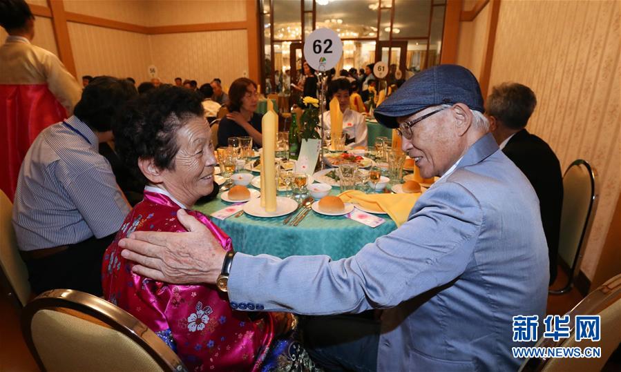 （國(guó)際）（2）朝韓離散家屬在朝鮮金剛山共進(jìn)晚餐